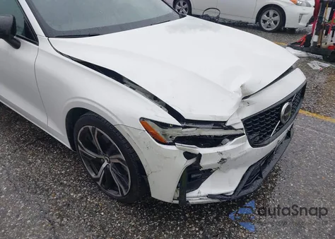 2023 Volvo S60 B5 Core Dark Theme z USA, uszkodzony, nr VIN 7JRL12FV7PG239900